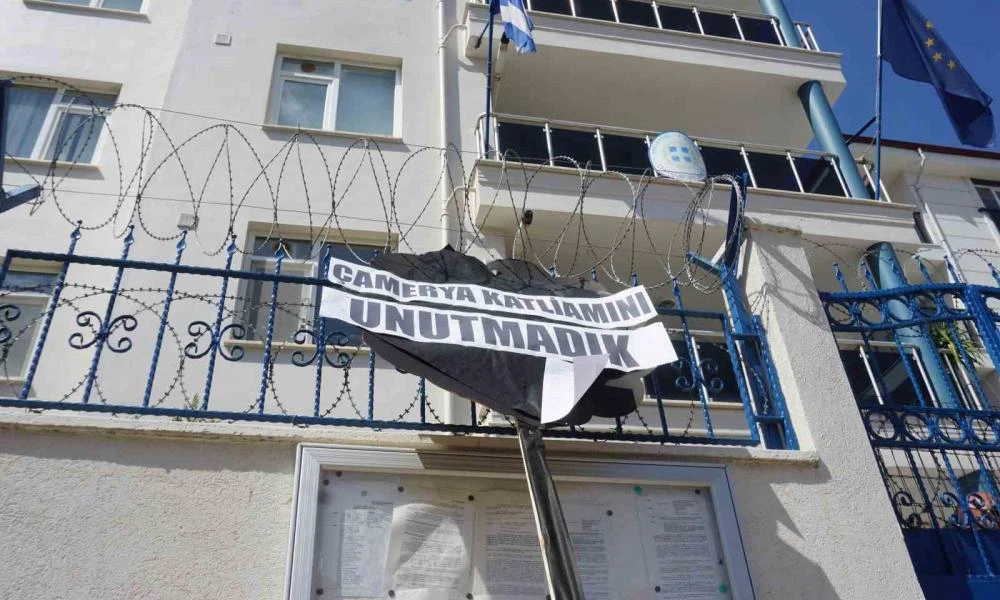 Συκοφάντες κατά της Ελλάδος-Διαμαρτυρία Τούρκων στην πρεσβεία μας στην Αδριανούπολη για τους Αλβανούς Τσάμηδες
